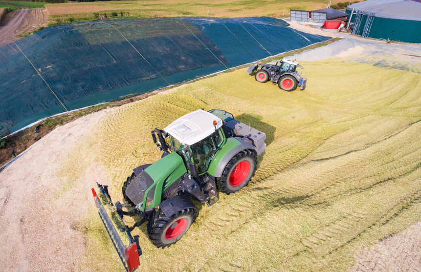 Traktoren verdichten und planieren Silohaufen Traktoren verdichten und planieren Silohaufen